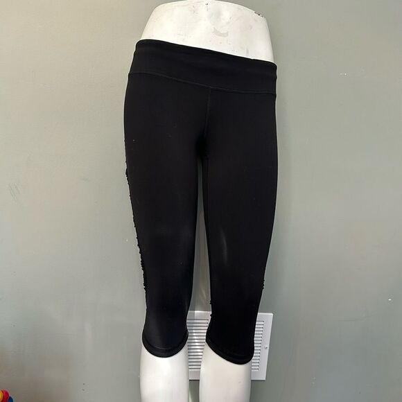 lululemon athletica Pants - Lululemon size 8 capris